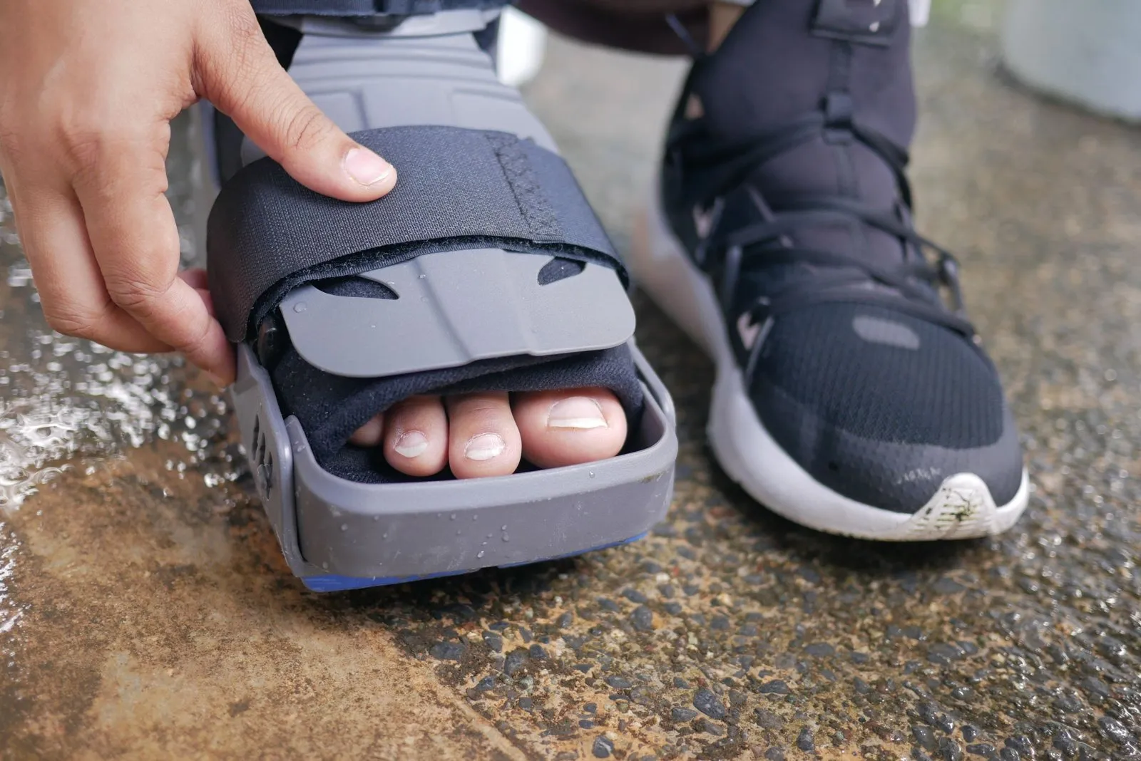 Photo d'une paire de semelles orthopédiques sur mesure posée sur une ordonnance, en cabinet de podologie.