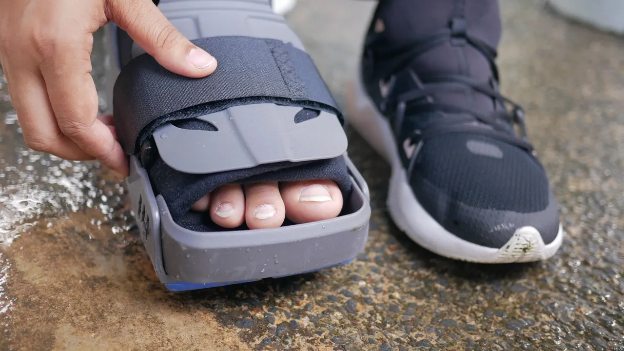 Photo d'une paire de semelles orthopédiques sur mesure posée sur une ordonnance, en cabinet de podologie.
